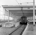 856690 Gezicht op het postperron bij het N.S.-station Amsterdam C.S. te Amsterdam.